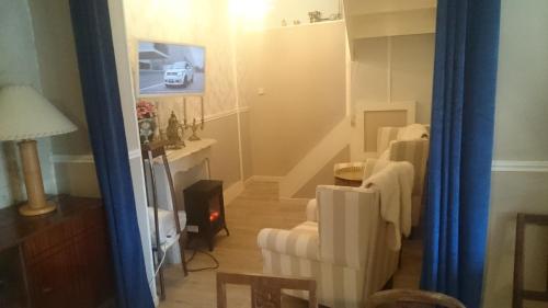 un salon avec deux chaises et une télévision dans l'établissement GITE INSOLITE Le Pressoir en Touraine, à Vallières-les-Grandes