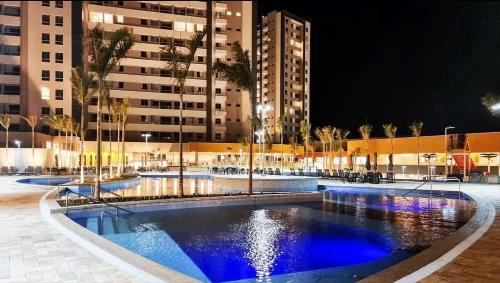 una grande piscina con acqua blu di notte di Resort Solar das Águas - Olímpia SP a Olímpia