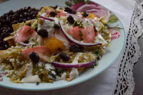 une assiette de nourriture avec une salade sur une table dans l'établissement Casa Estela y Virgilio B&B, à Guanajuato