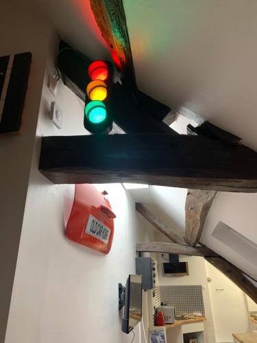 une vue de tête sur un bureau doté d'un plafond et d'un ordinateur dans l'établissement Gîte Old Car Home hyper centre-ville, à Compiègne