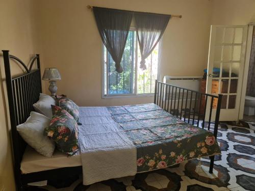 Ένα ή περισσότερα κρεβάτια σε δωμάτιο στο Remarkable 4-Bed with air conditioning in Brikama