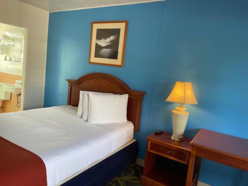 Postel nebo postele na pokoji v ubytování Ephrata Inn Motel