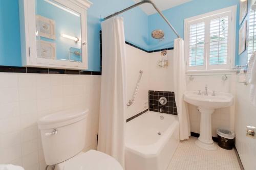 ウェストパームビーチにあるKey West Cottage Vacation Rentalのバスルーム(白いトイレ、シンク付)
