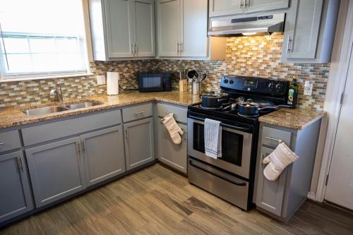 Dapur atau dapur kecil di Fabulous King Size Bed in a Gated Neighborhood!