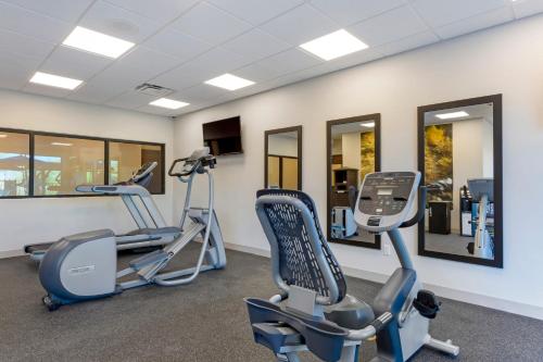 a gym with treadmills and ellipticals and mirrors at Best Western Plus Executive Residency Phoenix North Happy Valley in Phoenix