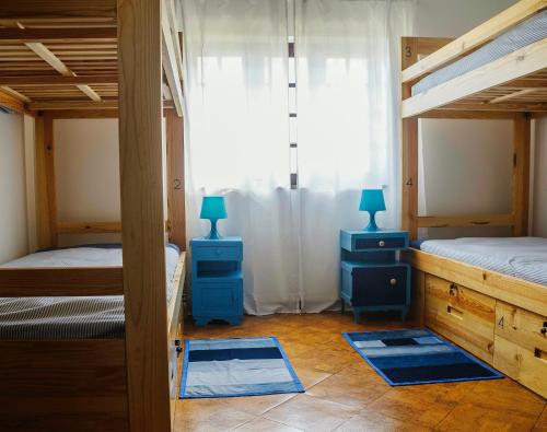 Ein Etagenbett oder Etagenbetten in einem Zimmer der Unterkunft Santa Beach House