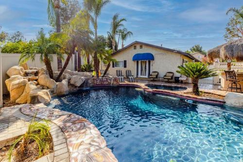 uma piscina num quintal com uma casa em PRIVATE PICKLEBALL, POOL AND PALMS RESORT em Corona