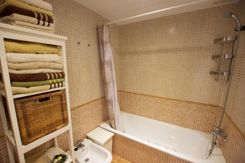 łazienka z wanną, toaletą i umywalką w obiekcie Book Jet - HIBISCUS BEACH FRONT w mieście Costa Calma