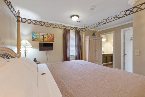 a bedroom with a large bed and a bathroom at Nashville TN Vacation Rentals in Nashville