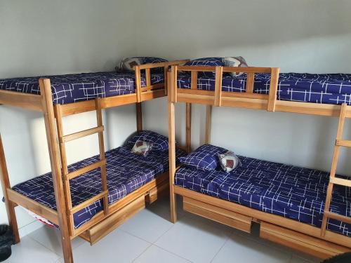 um quarto com três beliches num quarto em Hostel da Residencia em Salvador