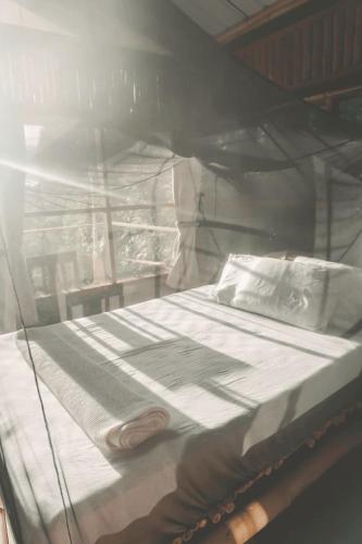 a large bed in a room withthritisthritisthritisthritisthritisthritisthritisthritisthritis at La Bambouseraie in Balgue