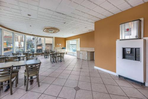 d'une salle à manger avec des tables, des chaises et un réfrigérateur. dans l'établissement Rodeway Inn Oceanview, à Atlantic City