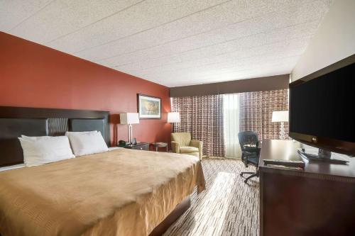 Кровать или кровати в номере Exton Hotel and Conference Center