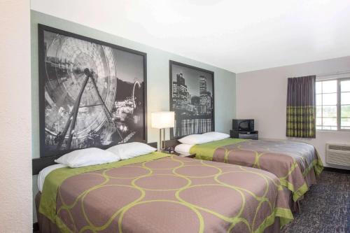 una habitación de hotel con 2 camas en una habitación en Gateway Inn & Suites Eugene-Springfield, en Eugene