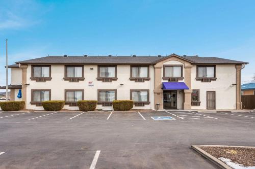 an empty parking lot in front of a building at Econo Lodge Inn & Suites Williams - Grand Canyon Area in Williams