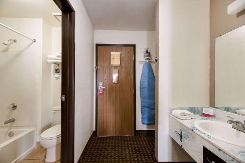 Ένα μπάνιο στο Econo Lodge Inn & Suites Williams - Grand Canyon Area