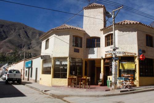 a building on the corner of a street at Departamento Centrico en Tilcara in Tilcara