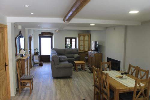 uma sala de estar com um sofá e uma mesa em Casa Rural Abuela Luci 
