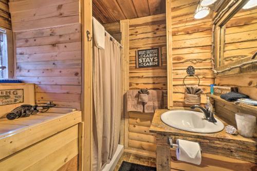 حمام في Branson Area Couples Cabin with Wraparound Porch!
