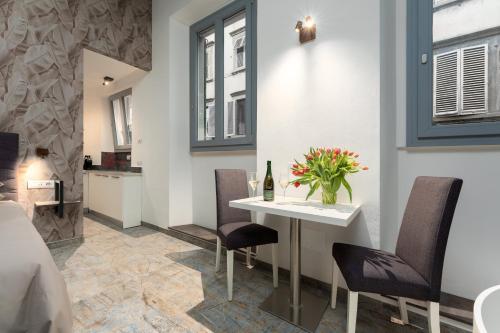 A seating area at F1RST Suite Apartment & SPA
