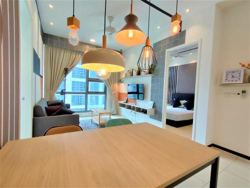 een woonkamer met een tafel en een bank bij Infini Suites@ The Robertson Bukit Bintang in Kuala Lumpur