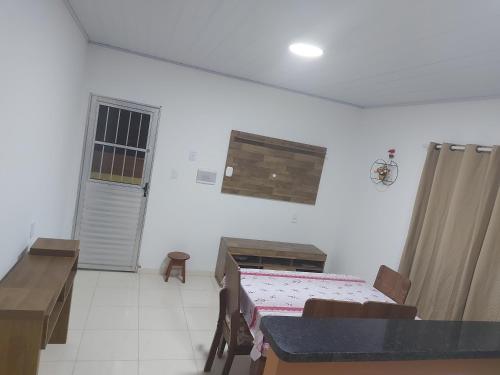 Habitación con 2 camas, mesa y sillas en Apartamento, en Manaus