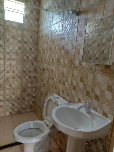 y baño con aseo y lavamanos. en Apartamento, en Manaus