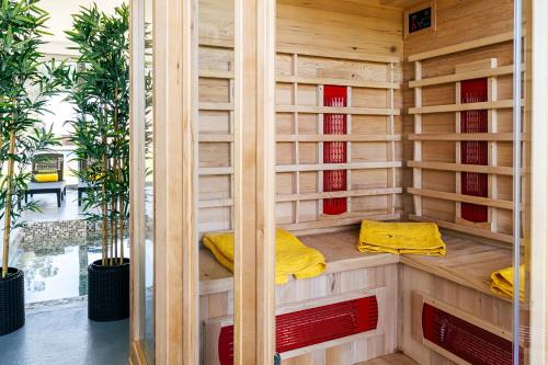 uma sauna com prateleiras de madeira numa sala com plantas em ALTO DA GARÇA - PRIME VILLAS & SPA em Nadadouro