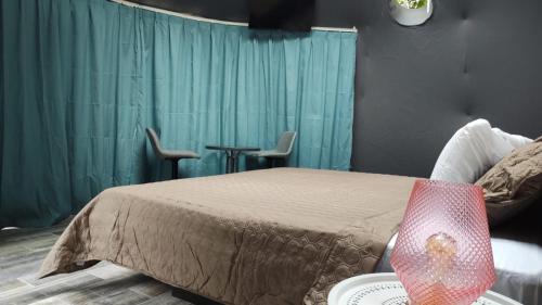 a hospital room with a bed and two chairs at HOTEL, VILLAS y GLAMPINGS MYA -PUERTO VIEJO, Limon, CR in Puerto Viejo