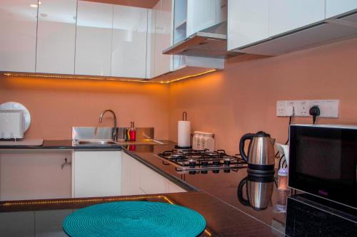Η κουζίνα ή μικρή κουζίνα στο Hasara Oceanfront Apartments