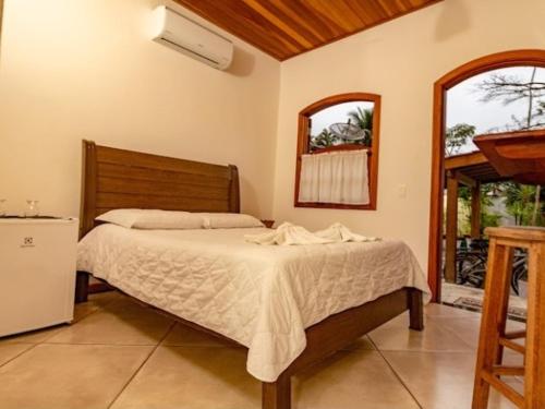 A bed or beds in a room at Suites Beija-Flor