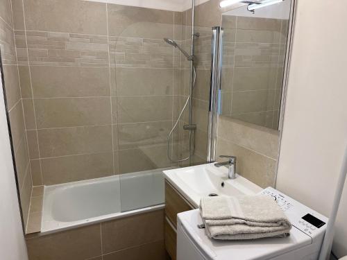 a bathroom with a shower and a toilet and a sink at Cosylocation Jean Bart 59 in Rennes