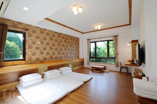 - une chambre avec un lit blanc dans l'établissement Do Tian Ding B&B, à Lugu