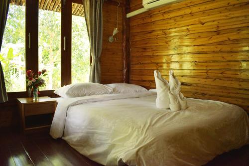เตียงในห้องที่ Pru Valley Thaley Tai Resort