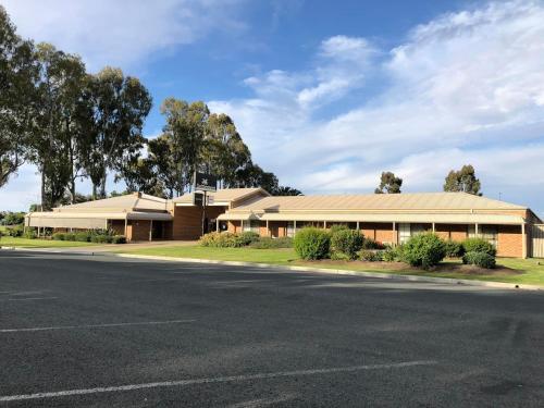 a building on the side of a street at Settlement Motor Inn in Deniliquin