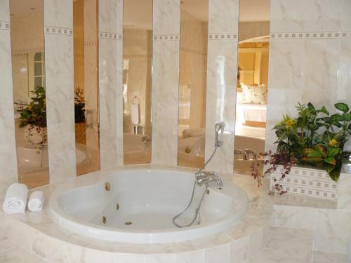 een groot bad in de badkamer met bij Hotel Villaclara in Hospitalet de l'Infant
