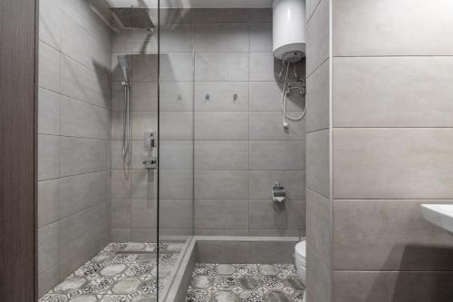 a bathroom with a shower with a tub and a toilet at Гостиниц NET на Большевистской in Novosibirsk