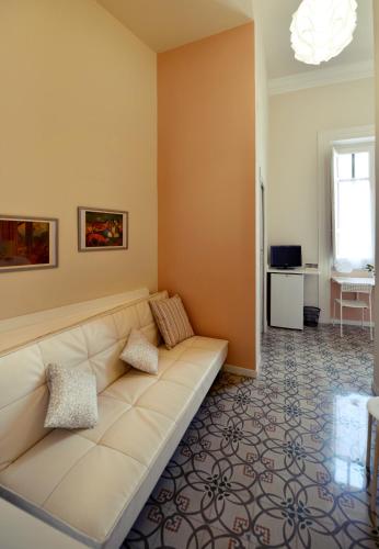 a living room with a white couch in a room at *1*7*4* Via Roma in Palermo