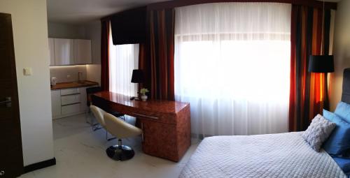 Een bed of bedden in een kamer bij Apartament prywatny z aneksem kuchennym w hotelu Royal Tulip Sand