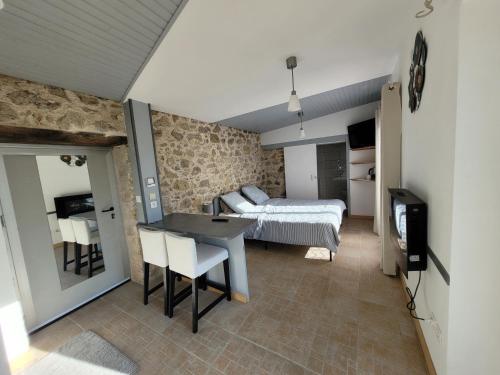 A bed or beds in a room at La genotière