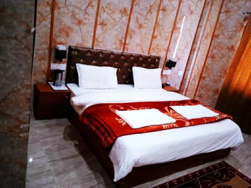 Ένα ή περισσότερα κρεβάτια σε δωμάτιο στο Saidham Joshimath