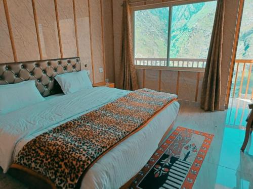 A bed or beds in a room at Saidham Joshimath