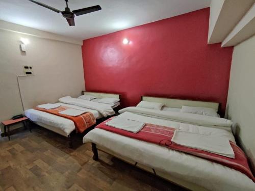 Cama ou camas em um quarto em Saidham Joshimath