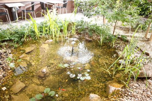 Taman di luar Six Inn Hotel Budapest