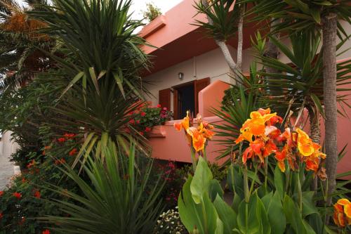 Taman di luar Flisvos Rooms