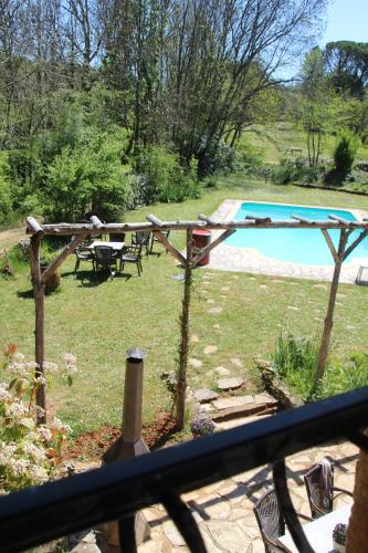 Elle offre une vue sur une cour avec une piscine. dans l'établissement Domaine du Bouysset, à Saint-Martin-le-Redon