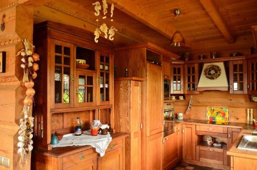 una grande cucina in legno con mobili in legno e un bancone di Góralska Ostoja a Pcim