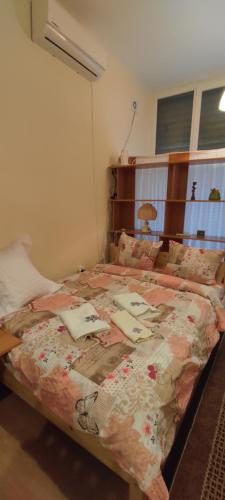 A bed or beds in a room at Comfortable and cosy studio near NDK