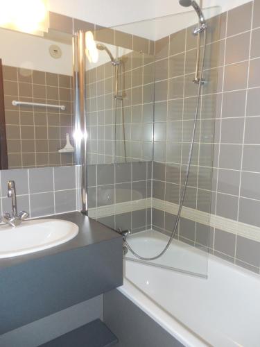 une salle de bain avec douche et lavabo dans l'établissement Belle Plagne 2 Dim Dim Appart 6pers, à La Plagne