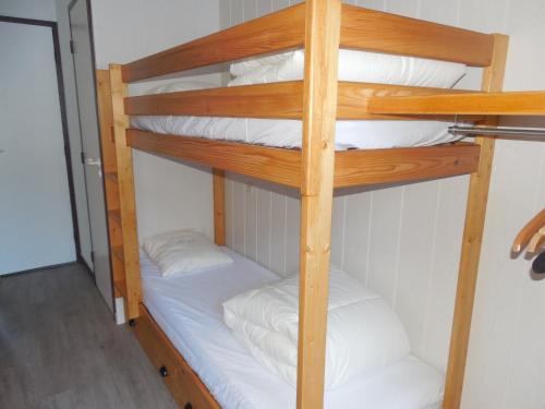 quelques lits superposés dans une chambre dans l'établissement Belle Plagne 2 Dim Dim Appart 6pers, à La Plagne